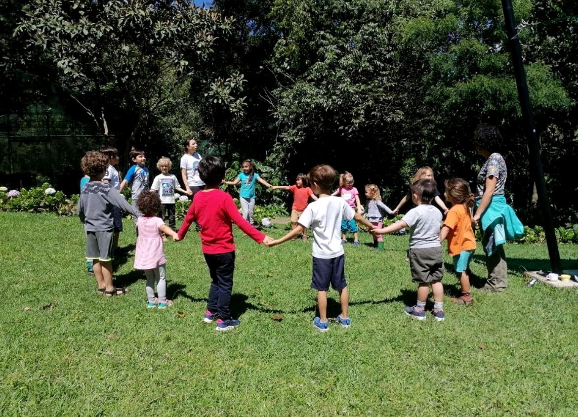 portada niños jugando